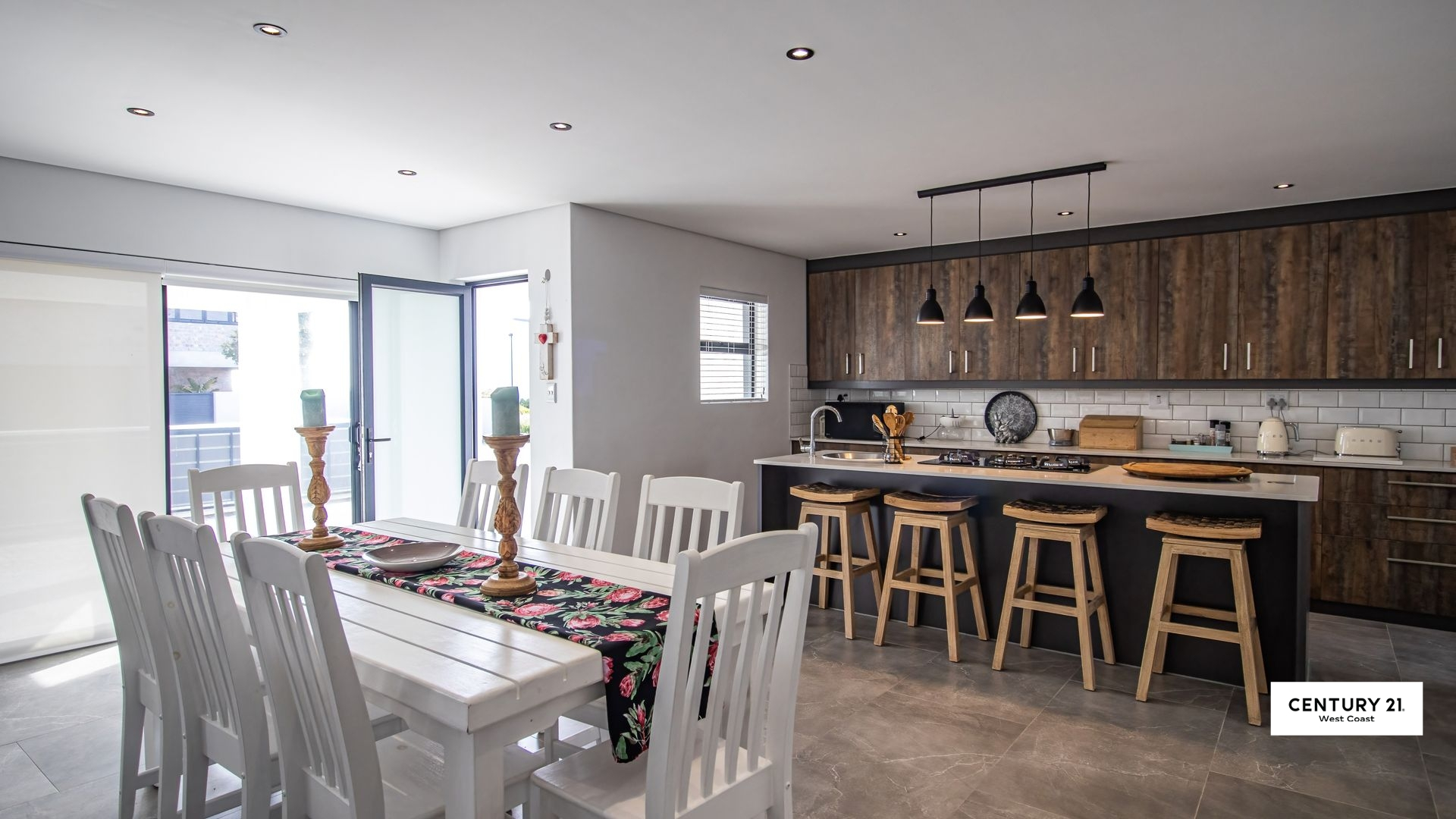PRESTIGE COASTAL HOME WITH PRIVATE COMFORT AND FLEXIBILITY